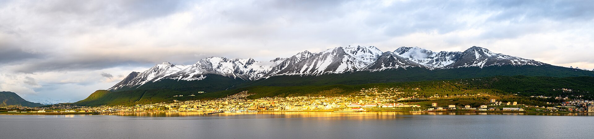 Vista panorámica de la ciudad de Ushuaia y el canal Beagle